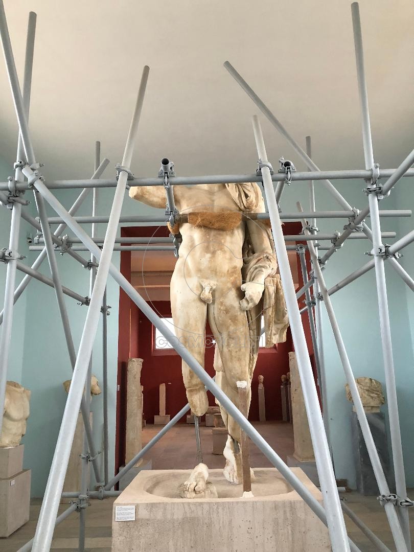 Ένας Έλληνας θεός στις σκαλωσιές.. στο μουσείο της δήλου