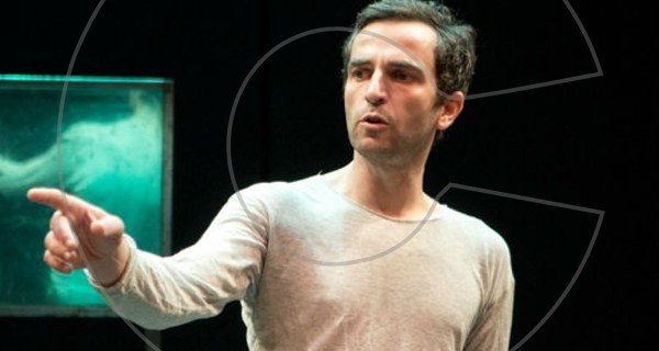 Ο Πιο Ροκ Τύπος της TV Δεν Βγαίνει Σχεδόν Ποτέ Από το Σπίτι του..