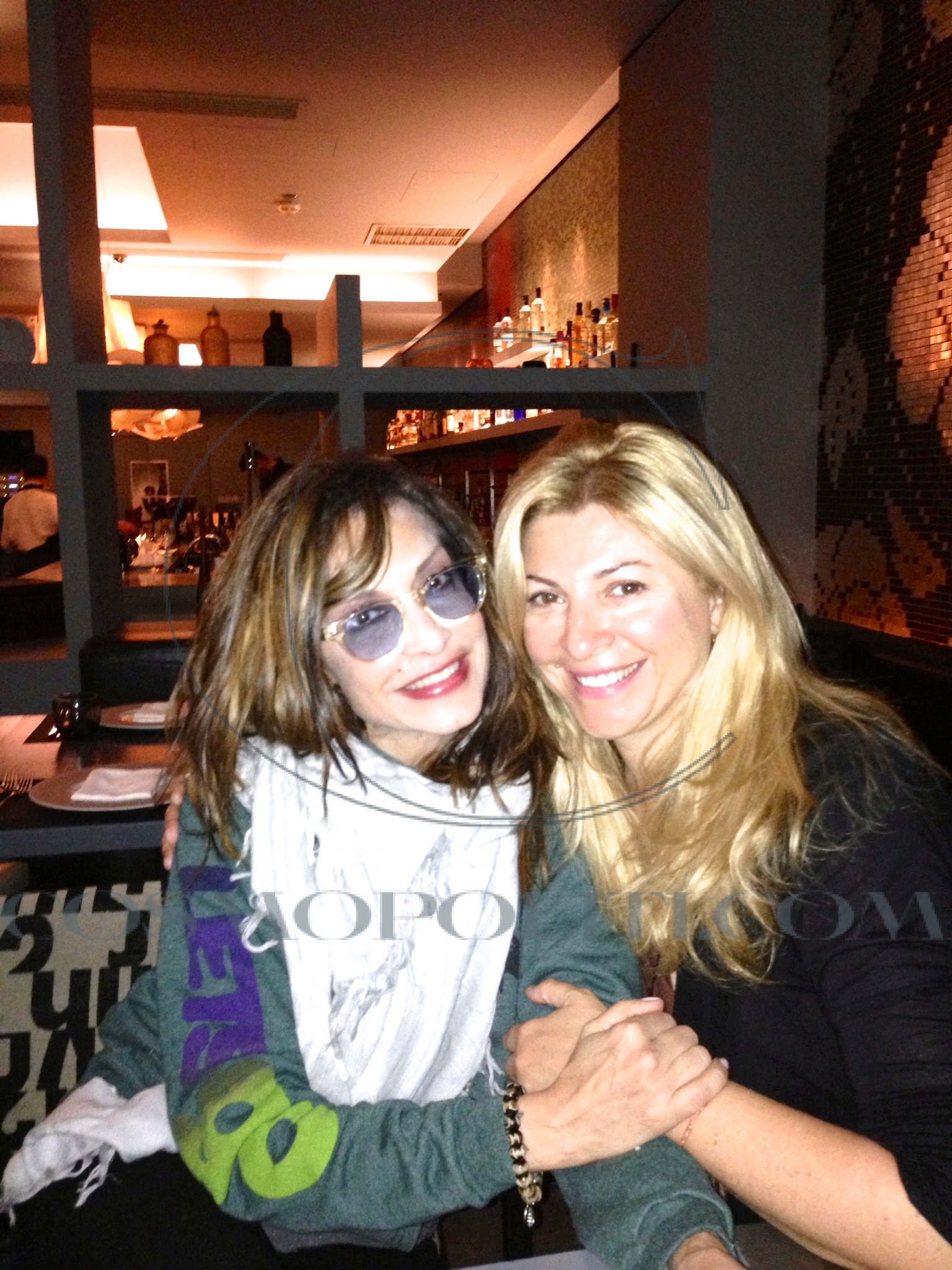 Περιμένοντας το Νίκο Καρβέλα Jr!