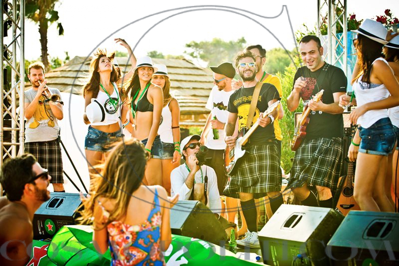 Koza Mostra _ Τι κάνω εδώ