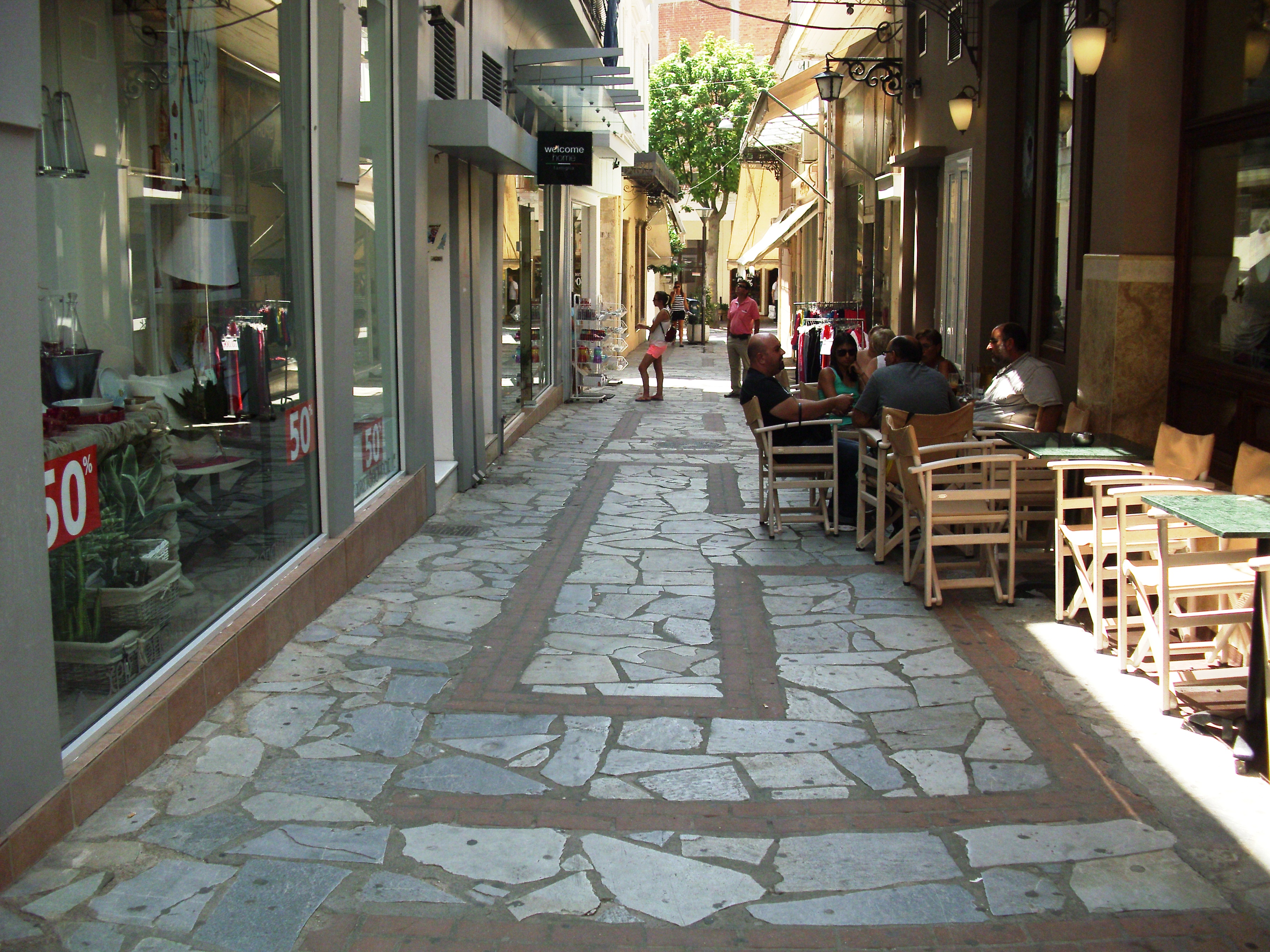 Τι Κοινό Έχουν η Πλάκα, η Ύδρα & η Λαμία;