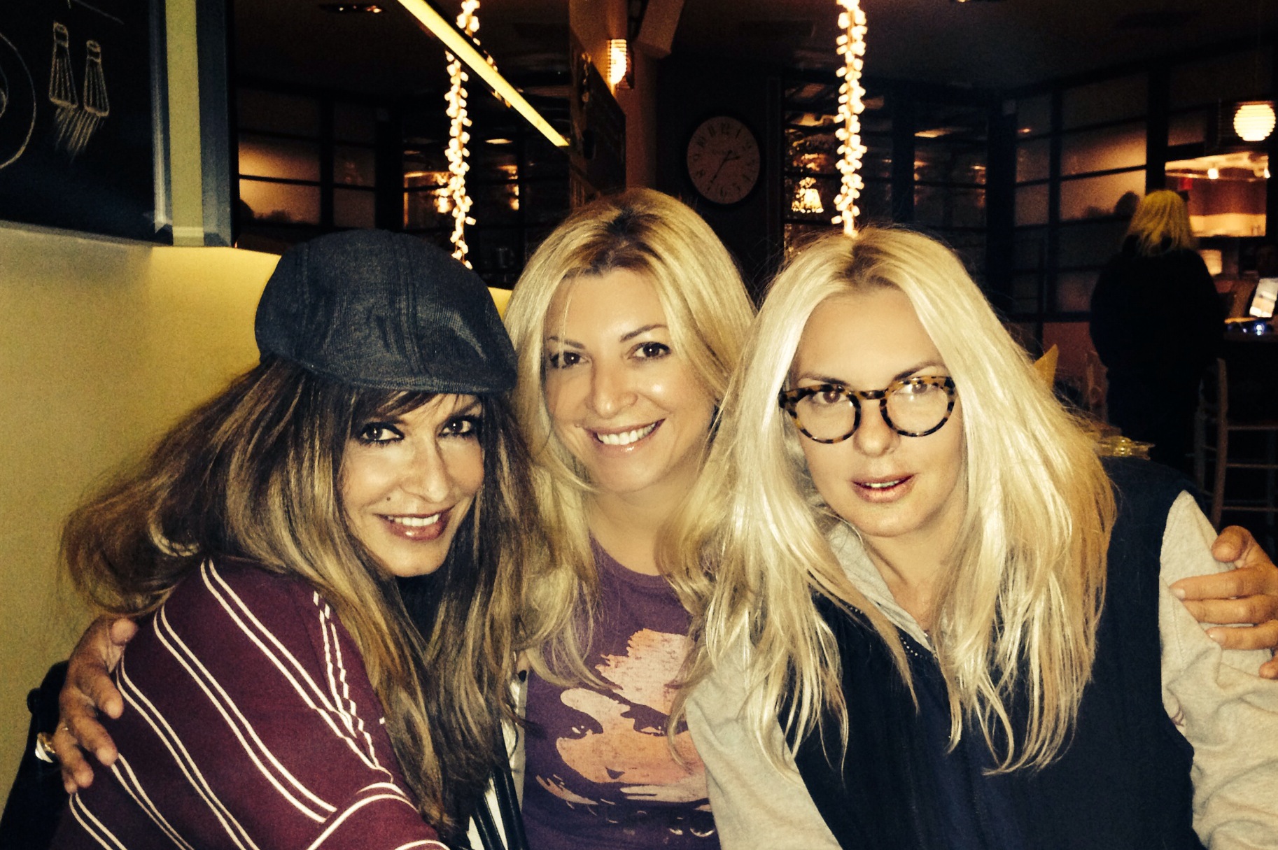 Μόνες στο Μono? (Η Αννα, η Αννίτα, οι Νίκοι και το The Voice)