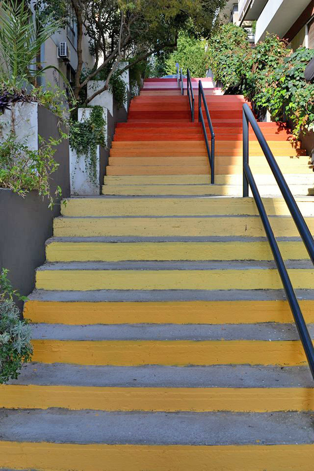 Το Σκάνδαλο των Σκαλοπατιών Μουλτικολόρ των Αtenistas