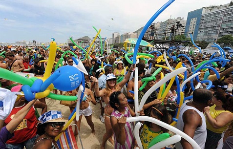 Ένας Έλληνας αποδομεί τη Βραζιλία της σάμπα και των πάρτι