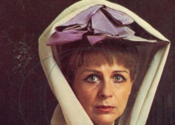 Η Αντιγόνη Βαλάκου στο θέατρο