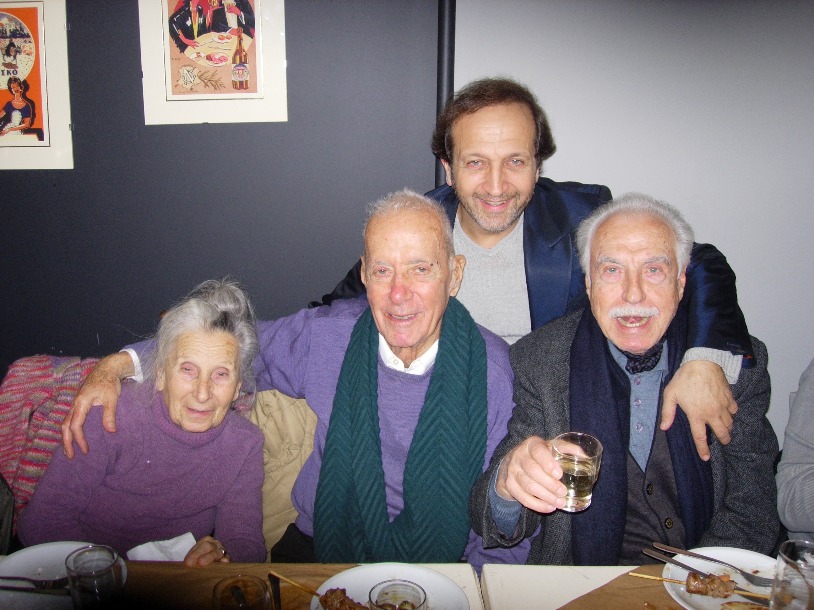 Ευχές,Φίλοι & Φαγοπότι Στη Γιορτή Του Σπύρου Μπιμπίλα