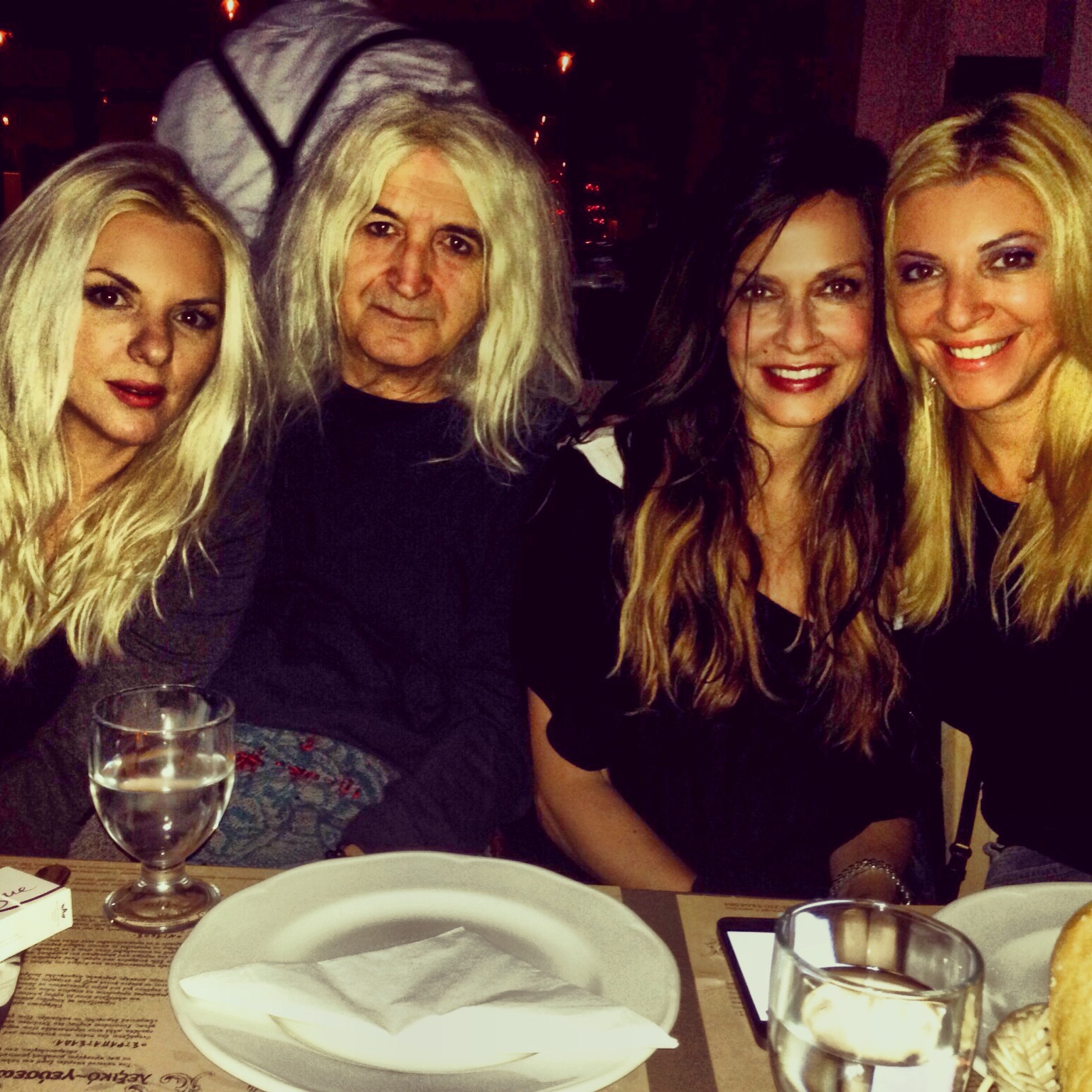 Με Νίκο Καρβέλα Στην Κρητική Γιορτή Του Στον Παπαγάλο