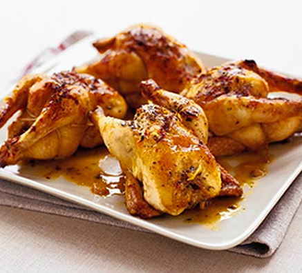 Κοτοπουλάκια (poussin) στο φούρνο με σκόρδο, λεμόνι, δενδρολίβανο και βερμούτ