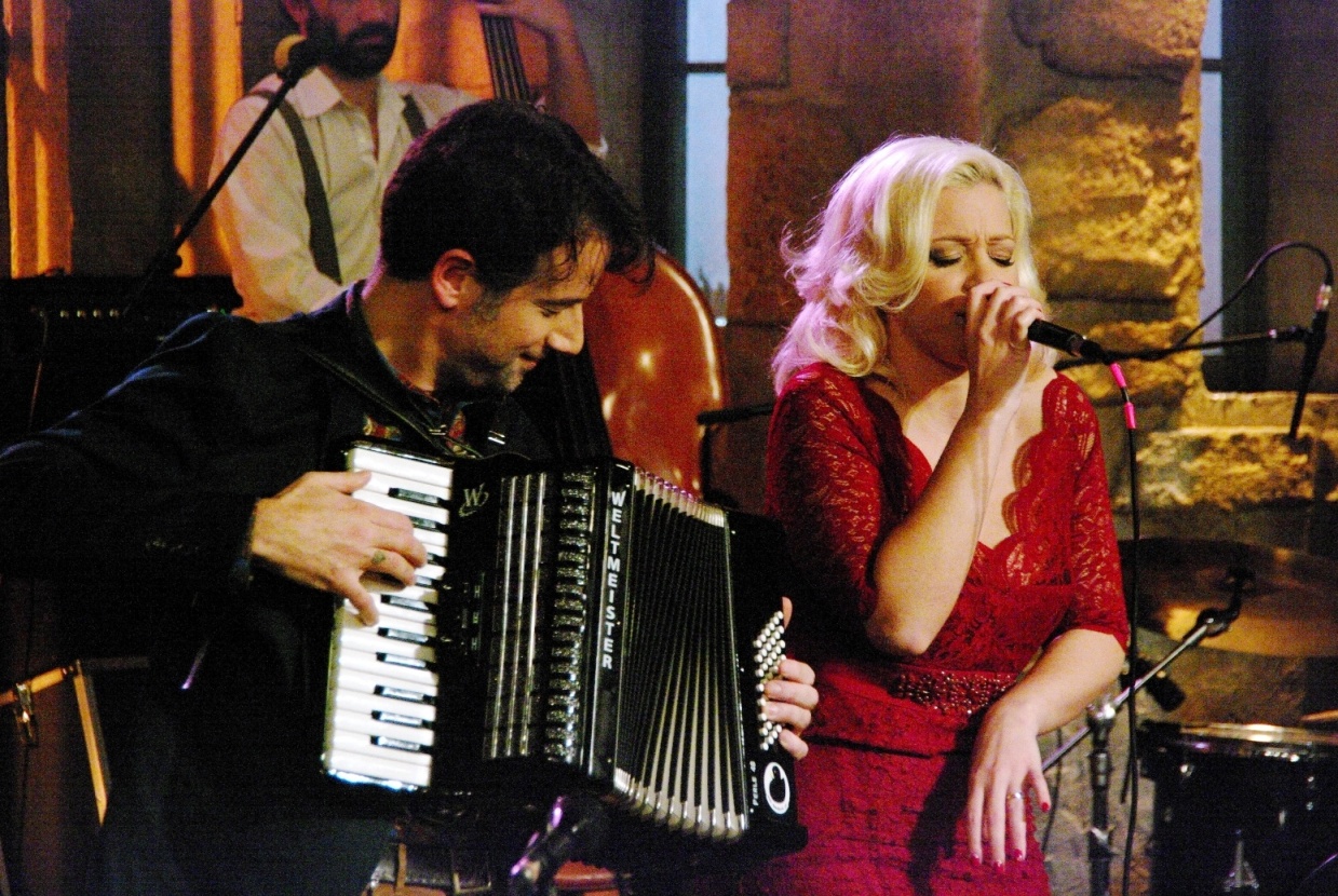 Ο Κωστής Μαραβέγιας Κερνάει Στην Υγειά Μας