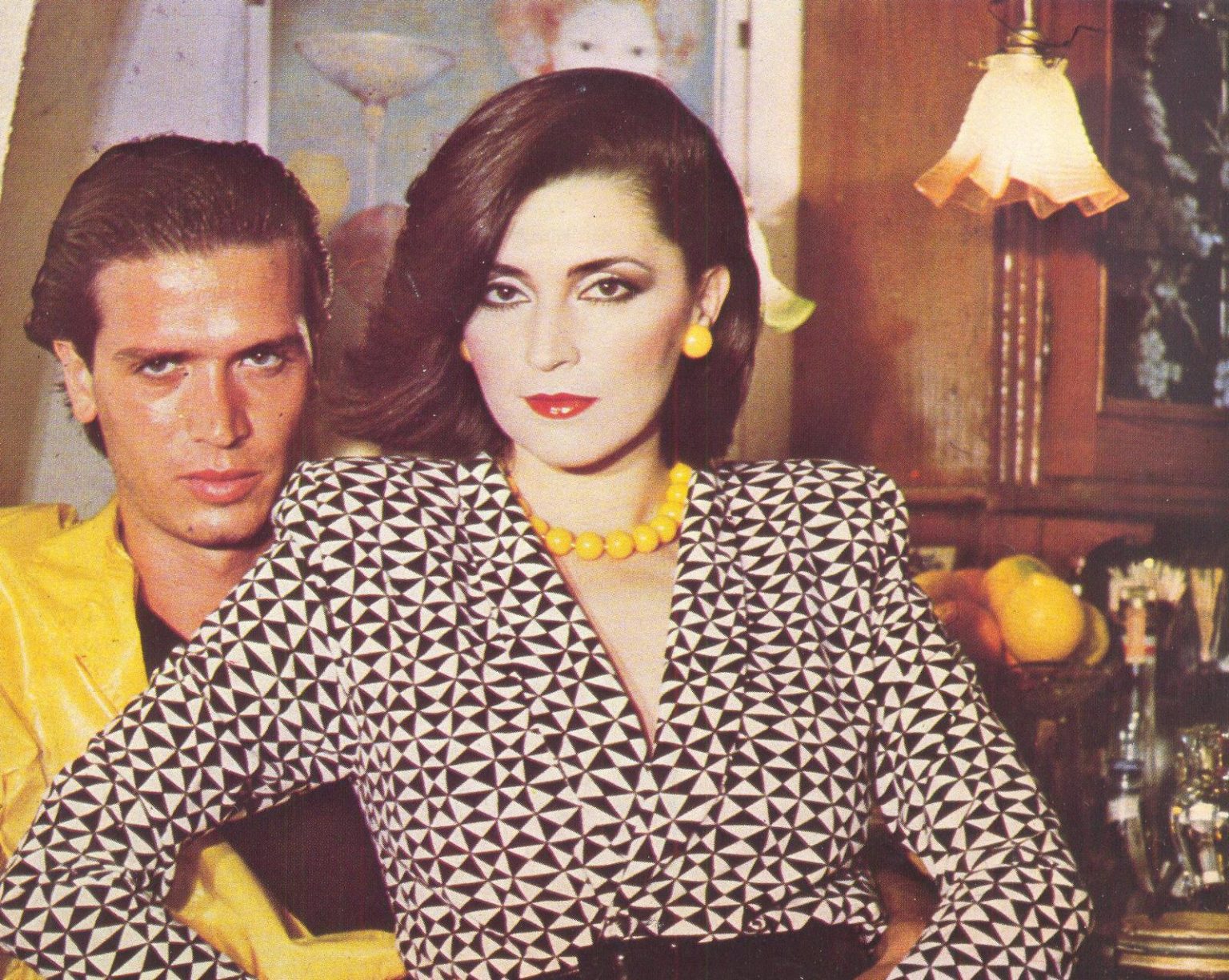 Συλλεκτικό: Μόδα στη Μύκονο με Μιμή Ντενίση & Billy Bo - Cosmopoliti ...