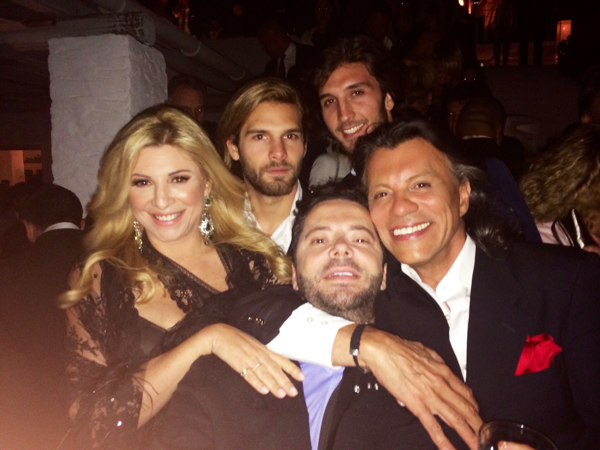 Gaynor-Ρέμος-Κρητική Λύρα και Ολυμπιακοί σε ένα επικό Ποσειδώνιο πάρτυ