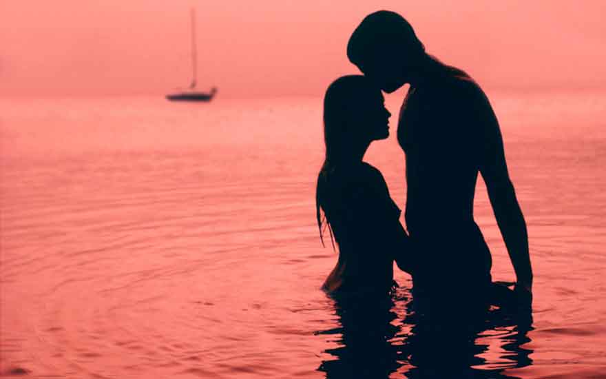 love-couple-silhouett-beach