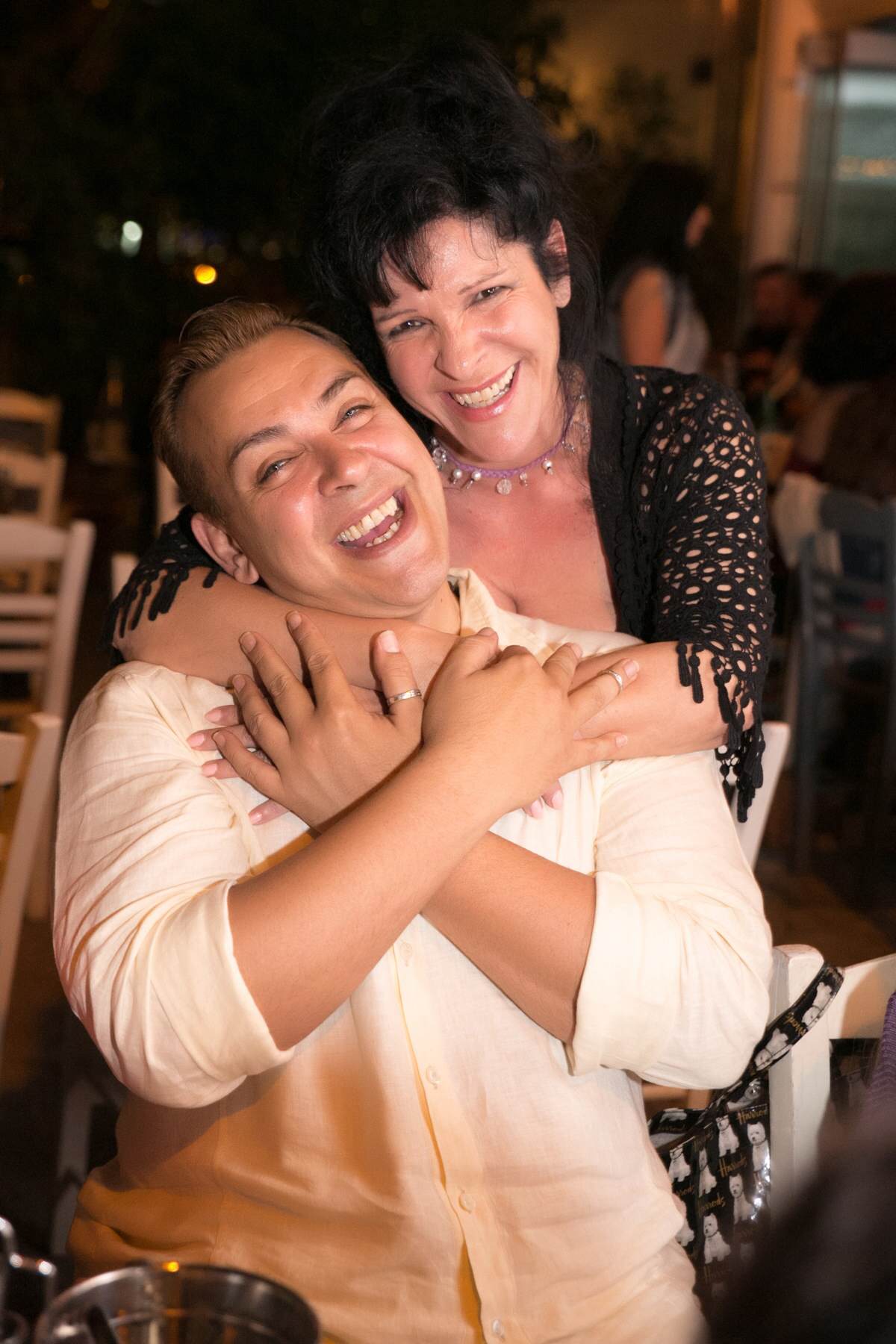 Όλοι Μαζί Σε Ένα Μαγαζί!