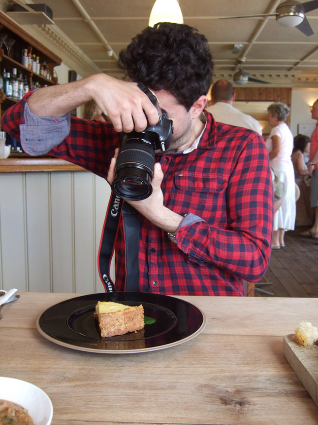 Фуд блогеры. Фотографирует еду. Человек фотографирует еду. Фоткает еду. Фотографирование еды.