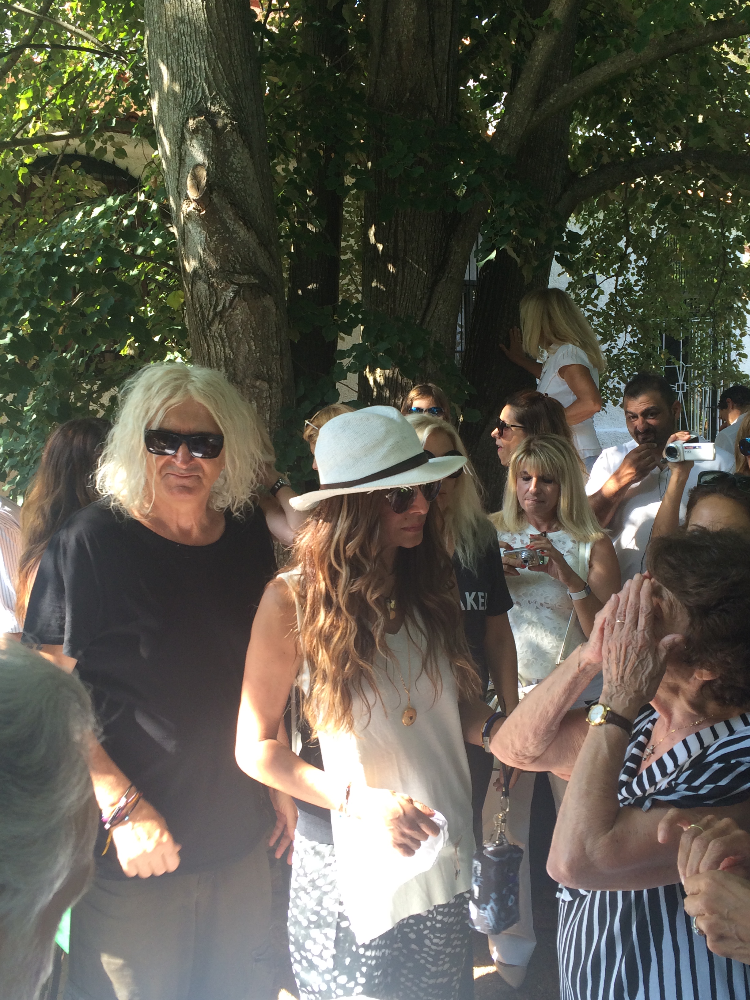 Συμβαίνει Τώρα: Βαπτίζεται Ο Εγγονός Της Άννας Βίσση!