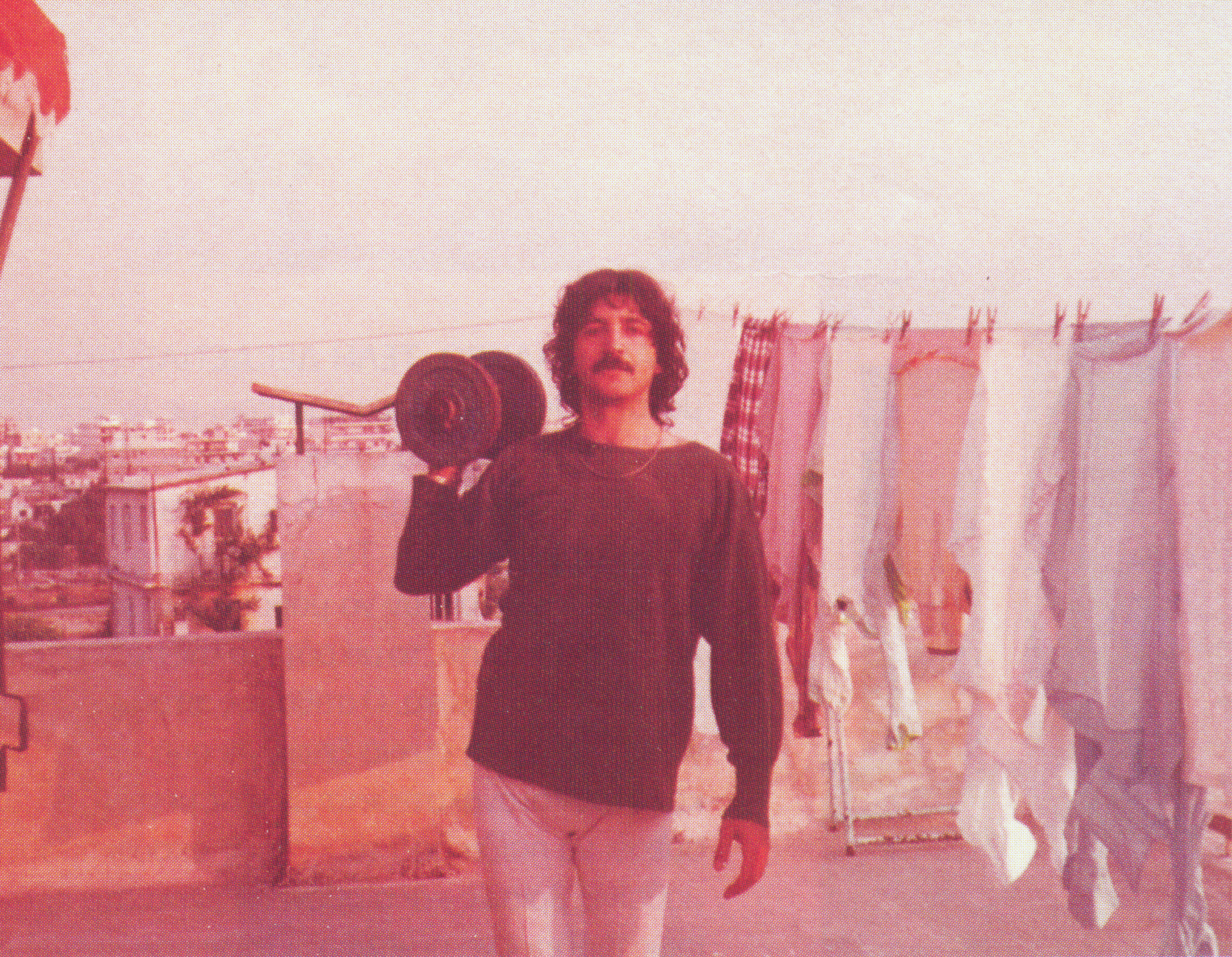 Mπουγάδα, Μουστάκι & Αλυσίδα Στο Λαιμό! Ποιος Είναι;