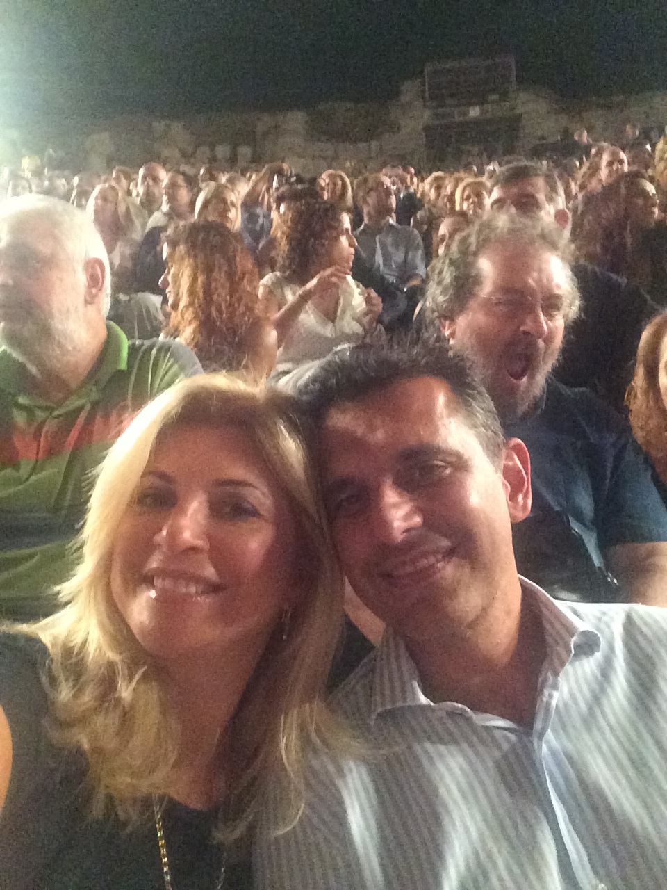 H Aκρόπολη -κι εμείς- στα πόδια της Luz Casal