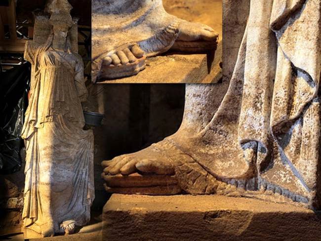 Εντυπωσιακή Αποκάλυψη Ολόκληρων Καρυάτιδων!