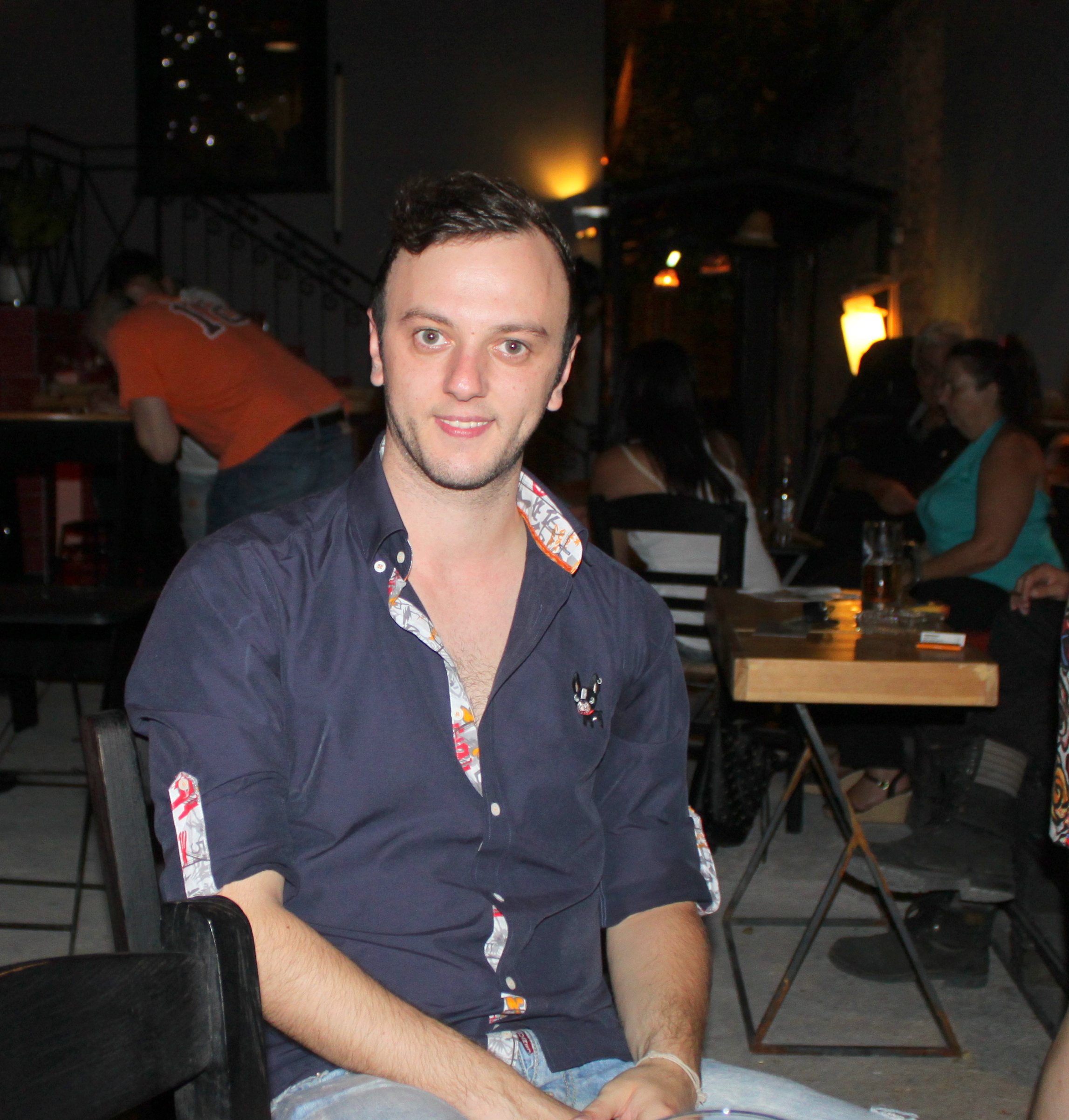 Έσω Παρών Στο Θέατρο: Βασίλης Ζώης