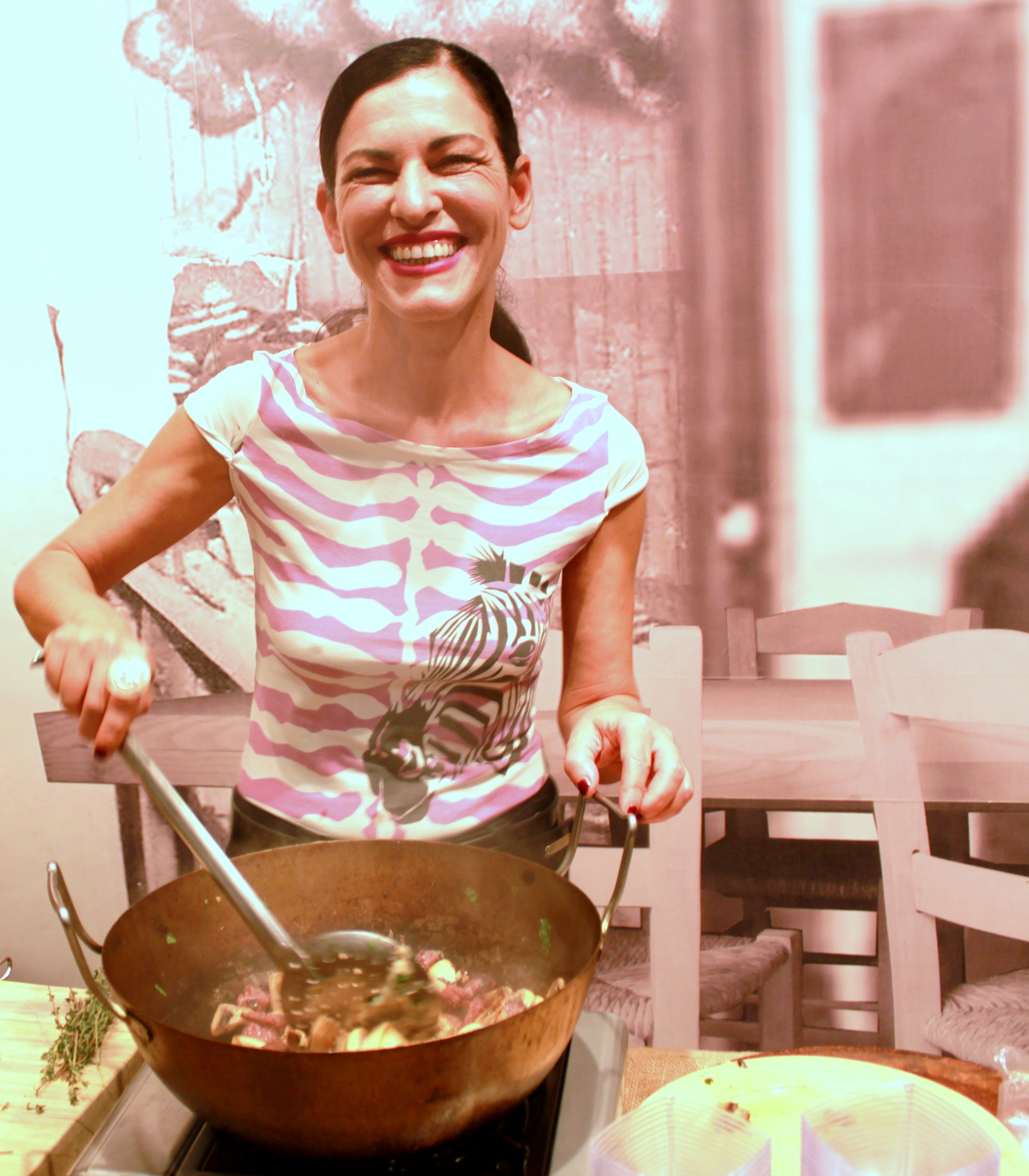 Συμβαίνει Τώρα! Η Ελένη Ψυχούλη Μαγειρεύει Στο Κέντρο Της Αθήνας!