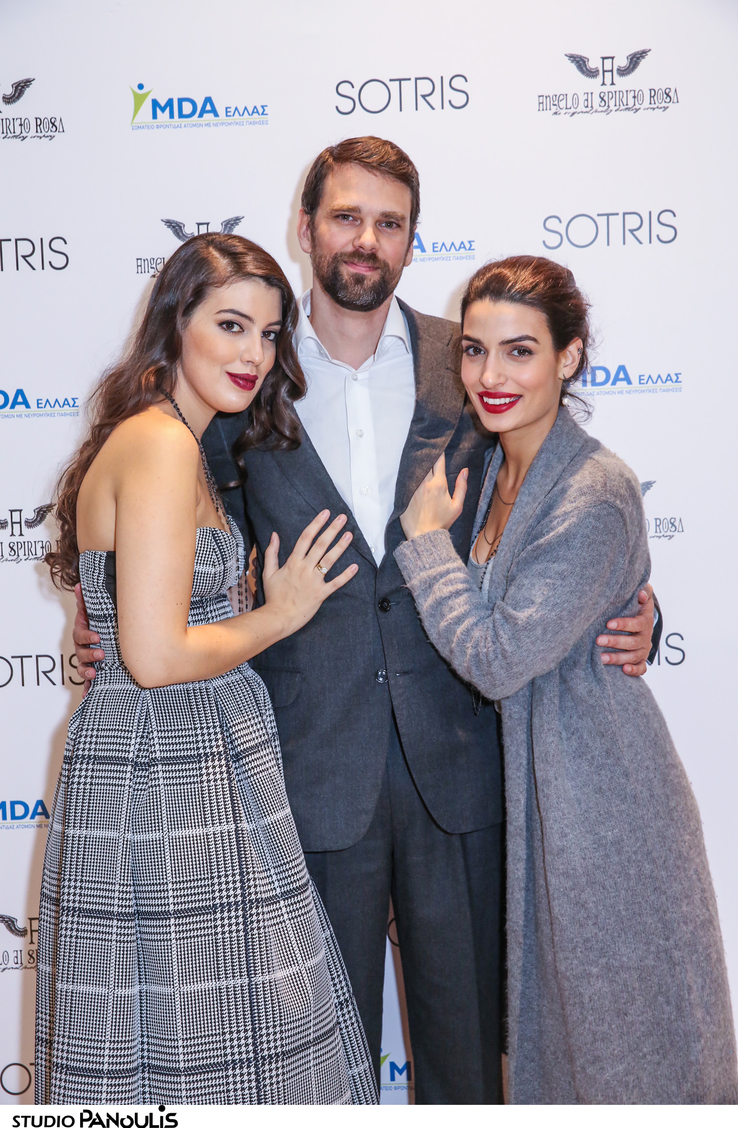 Τα Χριστουγεννιάτικα Πάρτυ Της Angelo Di Spirito Rosa