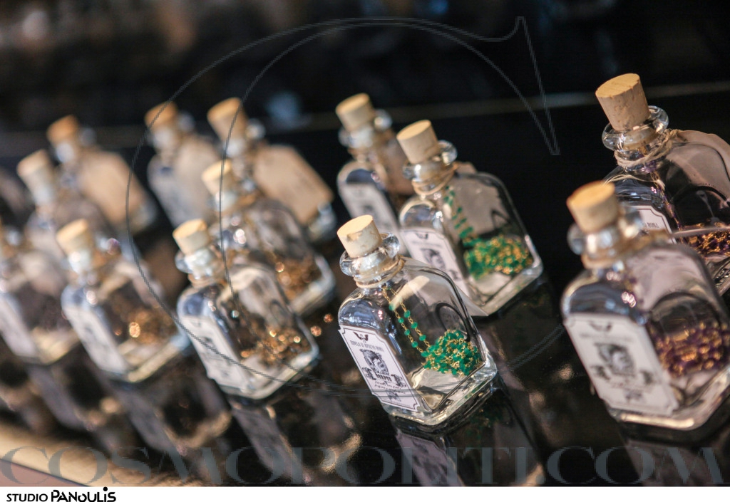 57.Τα γυάλινα μπουκάλια όπου συσκευάζονται τα κοσμήματα Angelo di Spirito Rosa, βραβευμένα με Clio Image Award