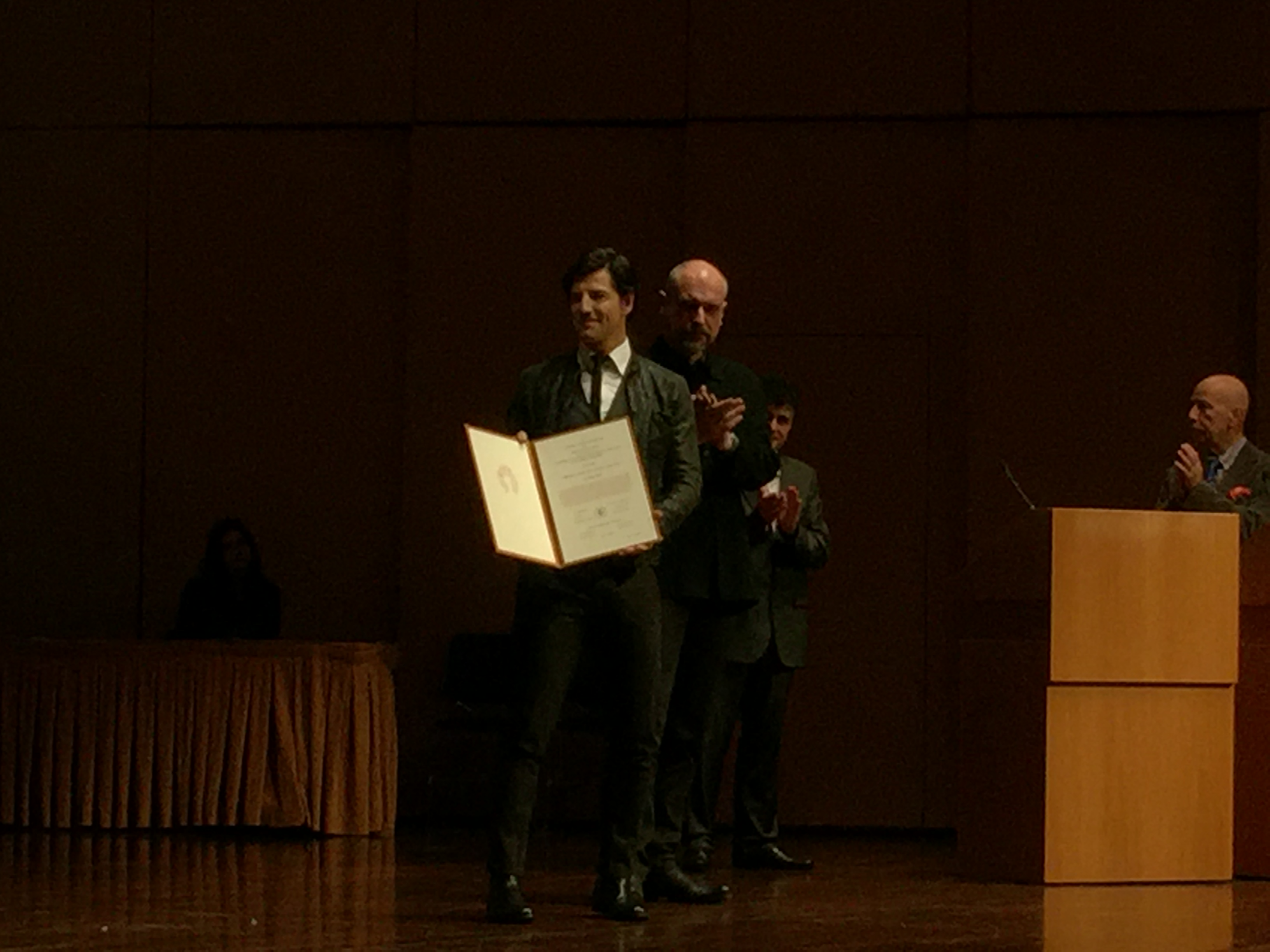 Συμβαίνει Τώρα! Ο Σάκης Πήρε Το Βραβείο Αρχαίου Δράματος & Οι Πρώτες Αντιδράσεις!