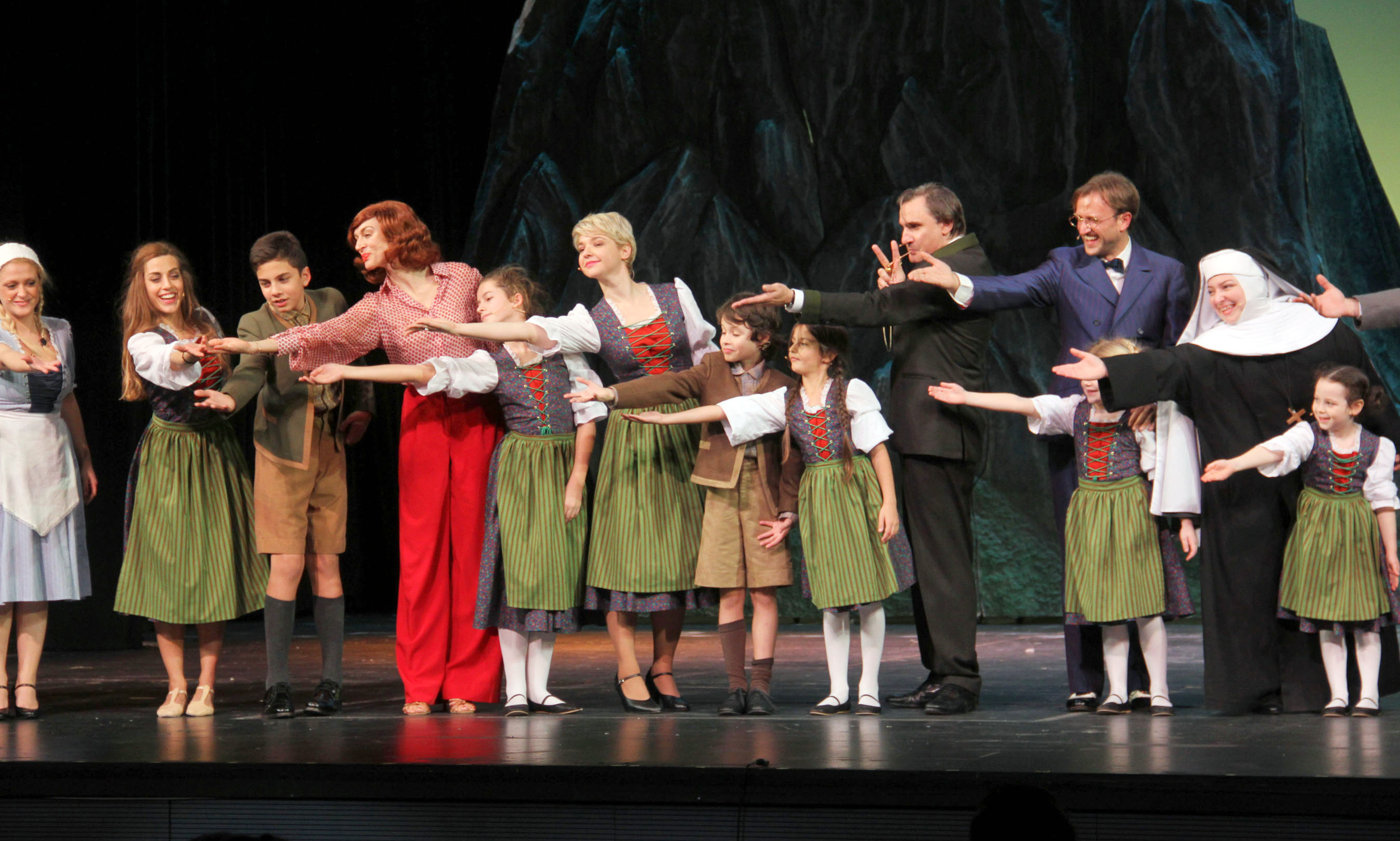 ΌΟΟλοι Στη Μελωδία Της Ευτυχίας!