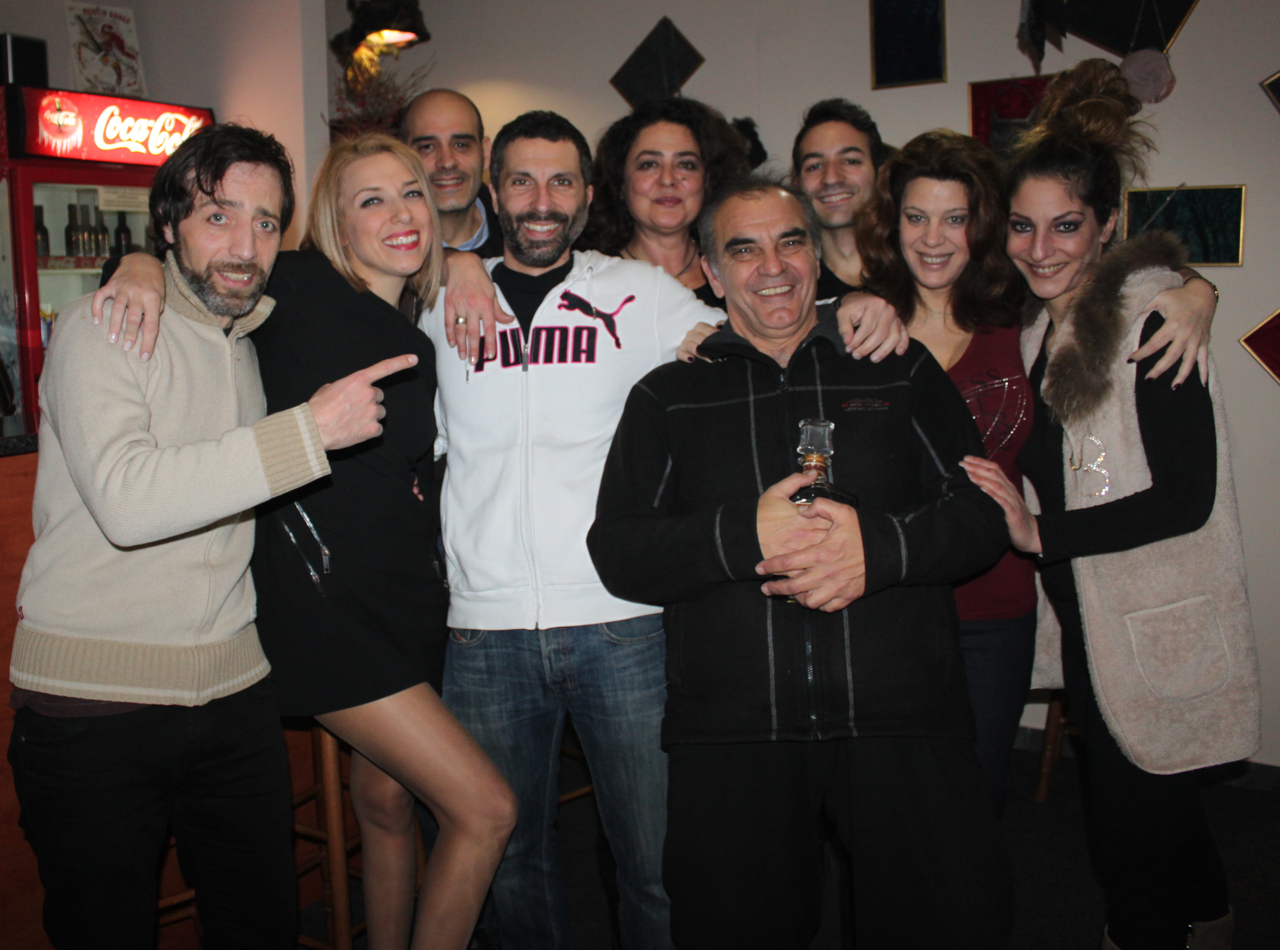 Mαύρη Κωμωδία Με Ρουζ, Λιβάνι & Κονιάκ!