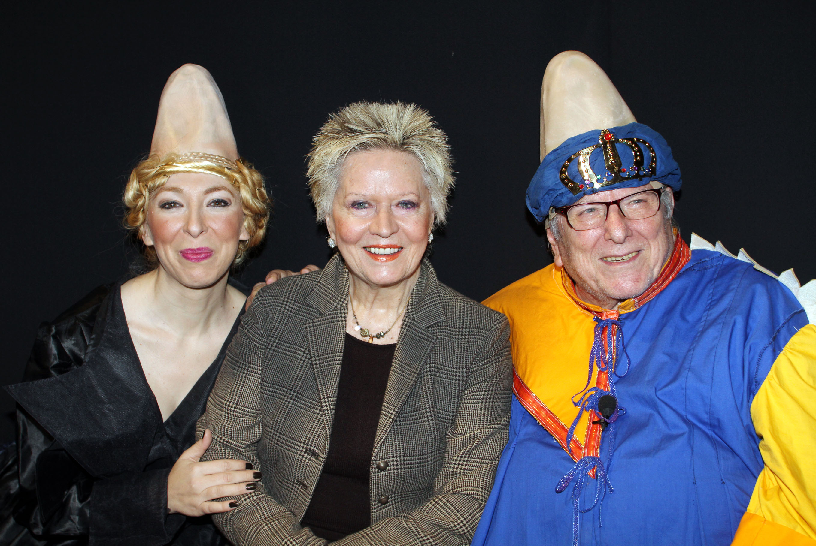 Mαύρη Κωμωδία Με Ρουζ, Λιβάνι & Κονιάκ!