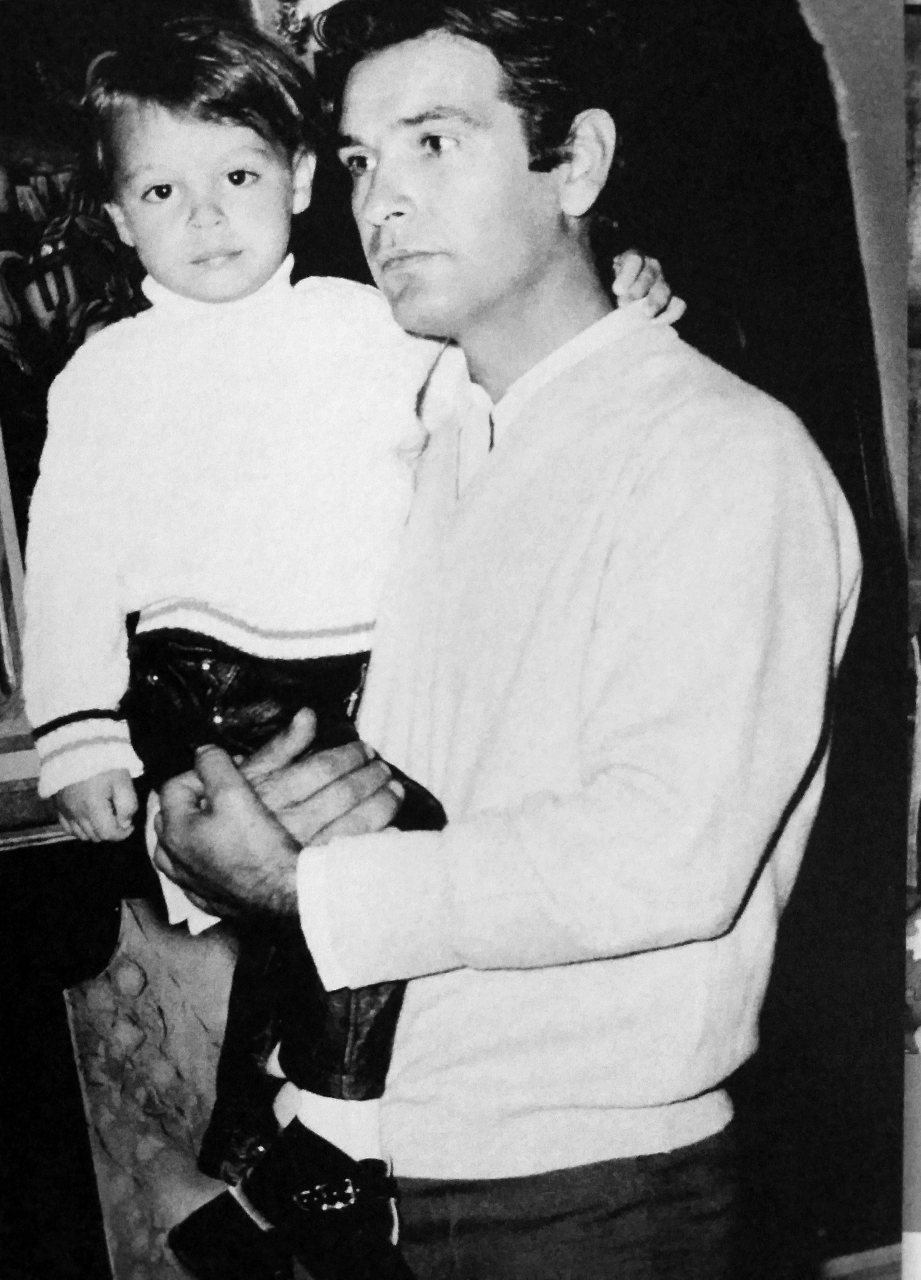 Ασπρόμαυρο Family Affairs: Κούκλος Μπαμπάς & Γόης Γιος!