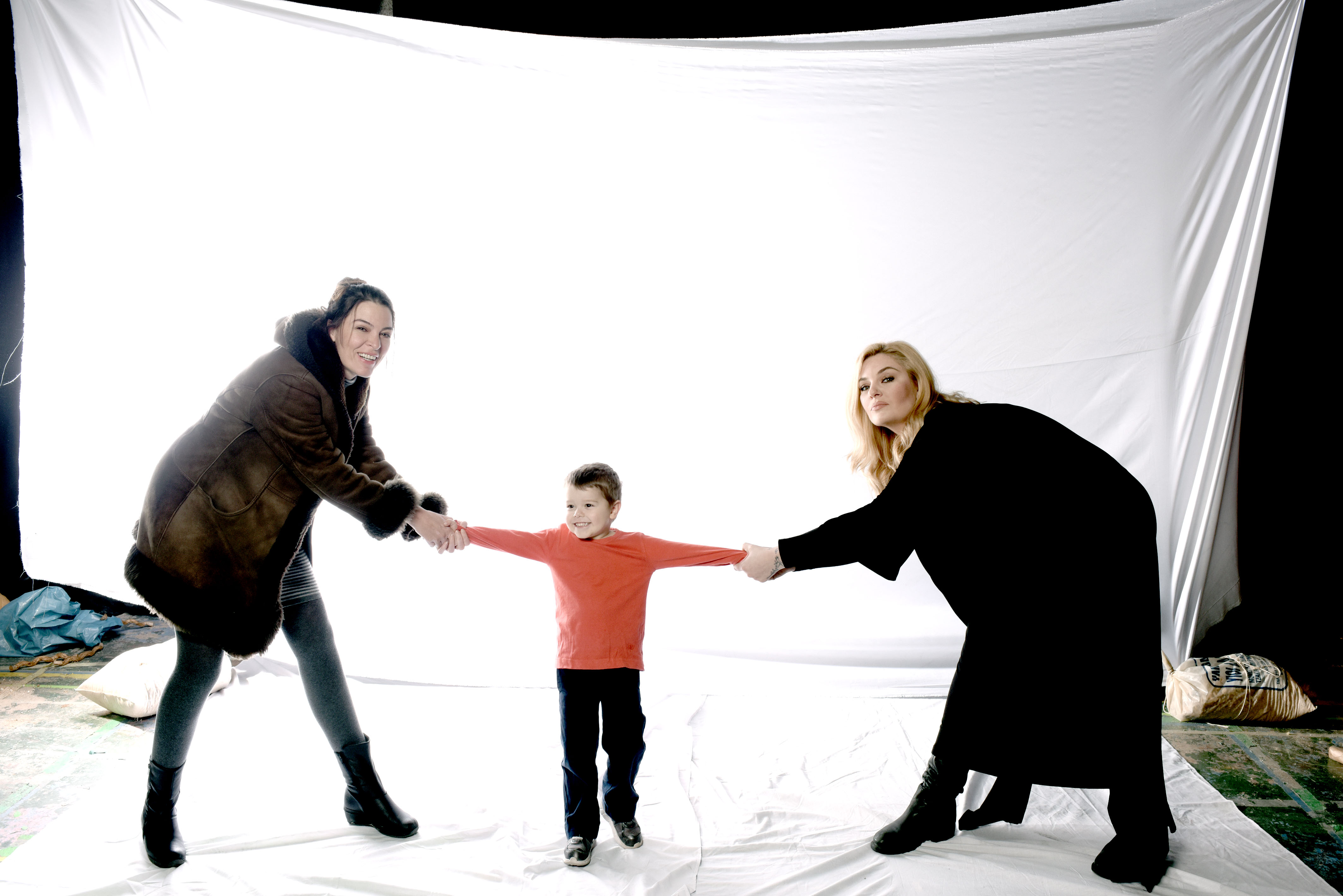 Ποια Μάνα Θα Βγάλει Το Παιδί Έξω Από Τον Κύκλο Με Την Κιμωλία;