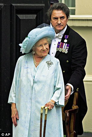 Βασιλομήτωρ Ελισάβετ: Αποκαλύψεις & Απολαυστικές Ατάκες Της Πιπεράτης Ζωής Της!