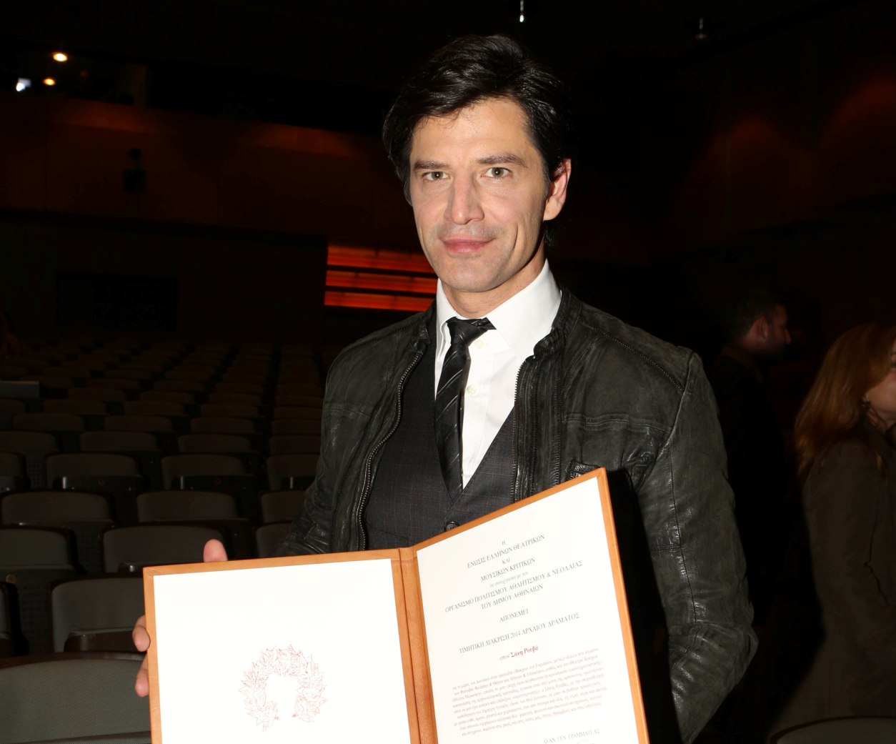 Ένας Ο Μίκης, Ένα Το Χελιδόνι, Ένας Ο Σάκης!