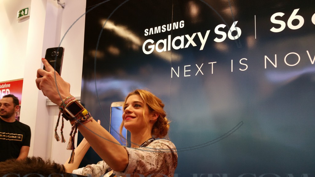 Η Τζένη Θεωνά δοκιμάζει την κάμερα του νέου Galaxy S6 βγάζοντας μια selfie φωτογραφία