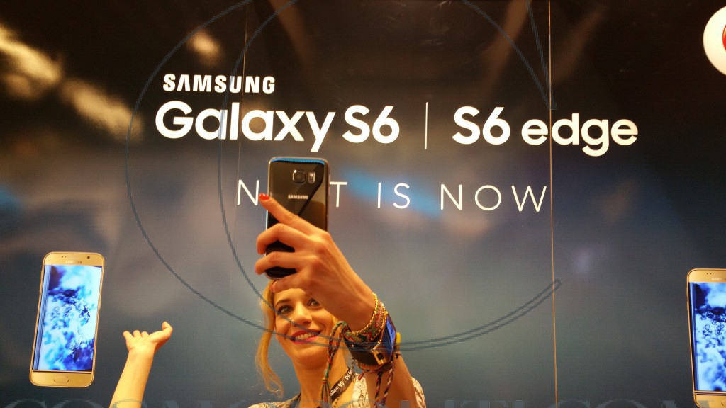 Η Τζένη Θεωνά δοκιμάζει την κάμερα του νέου Galaxy S6 της Samsung,βγάζοντας μια selfie φωτογραφία