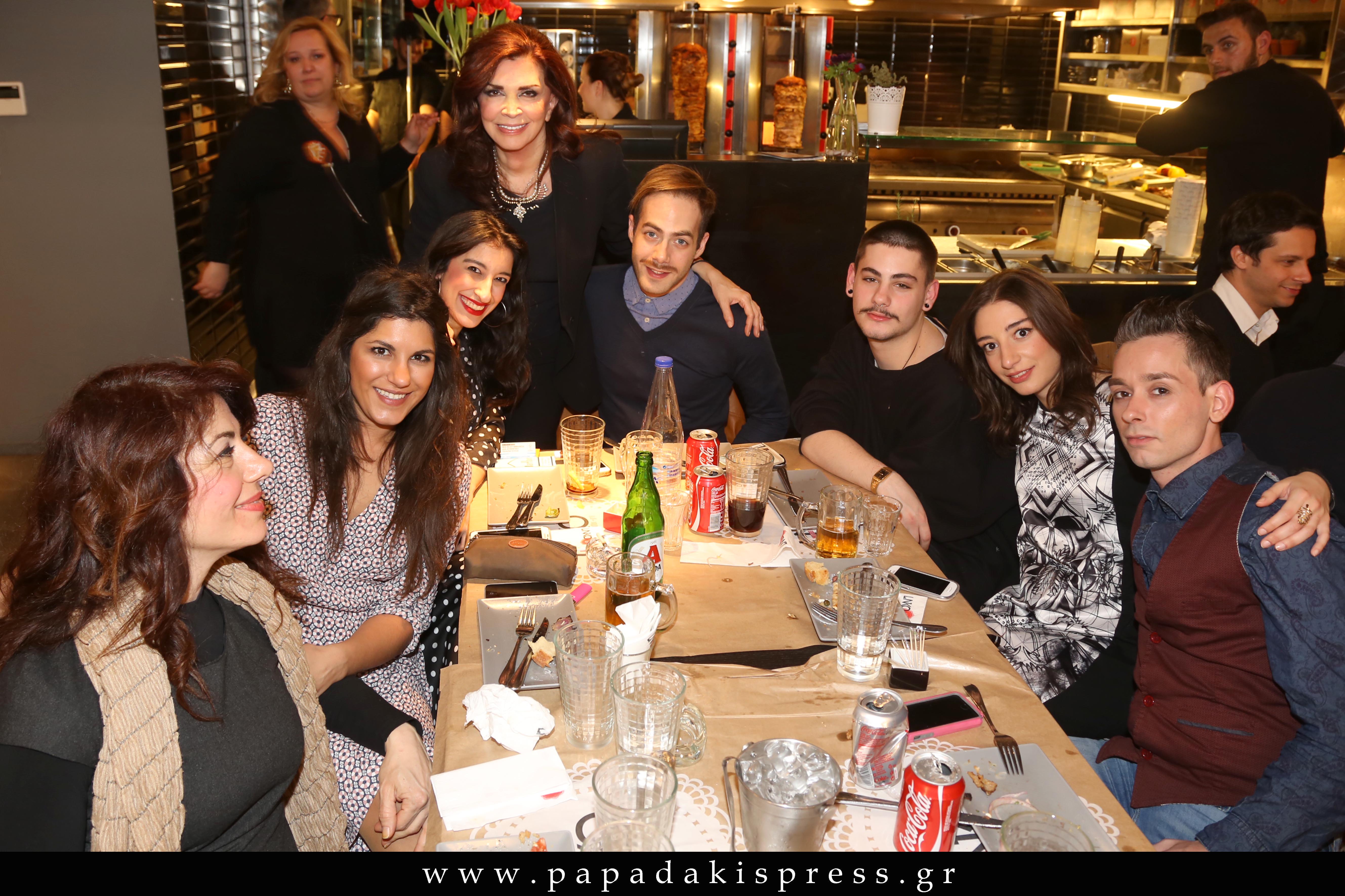 Σμύρνη Μου Αγαπημένη: Βραδυνή Έξοδος Για Την Επιτυχία Της Χρονιάς!