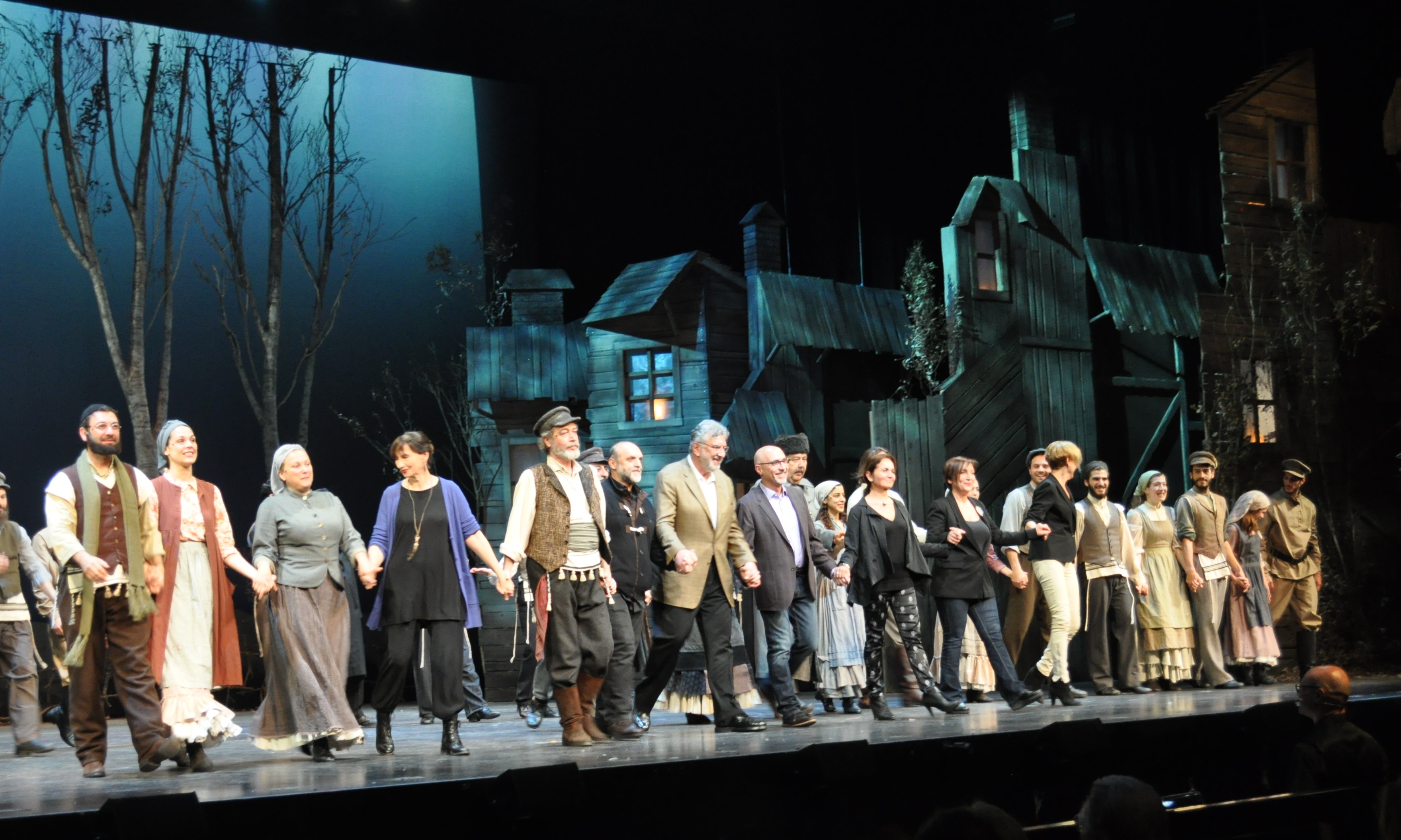 Ο Βιολιστής Βρήκε Στέγη Στο Badminton!