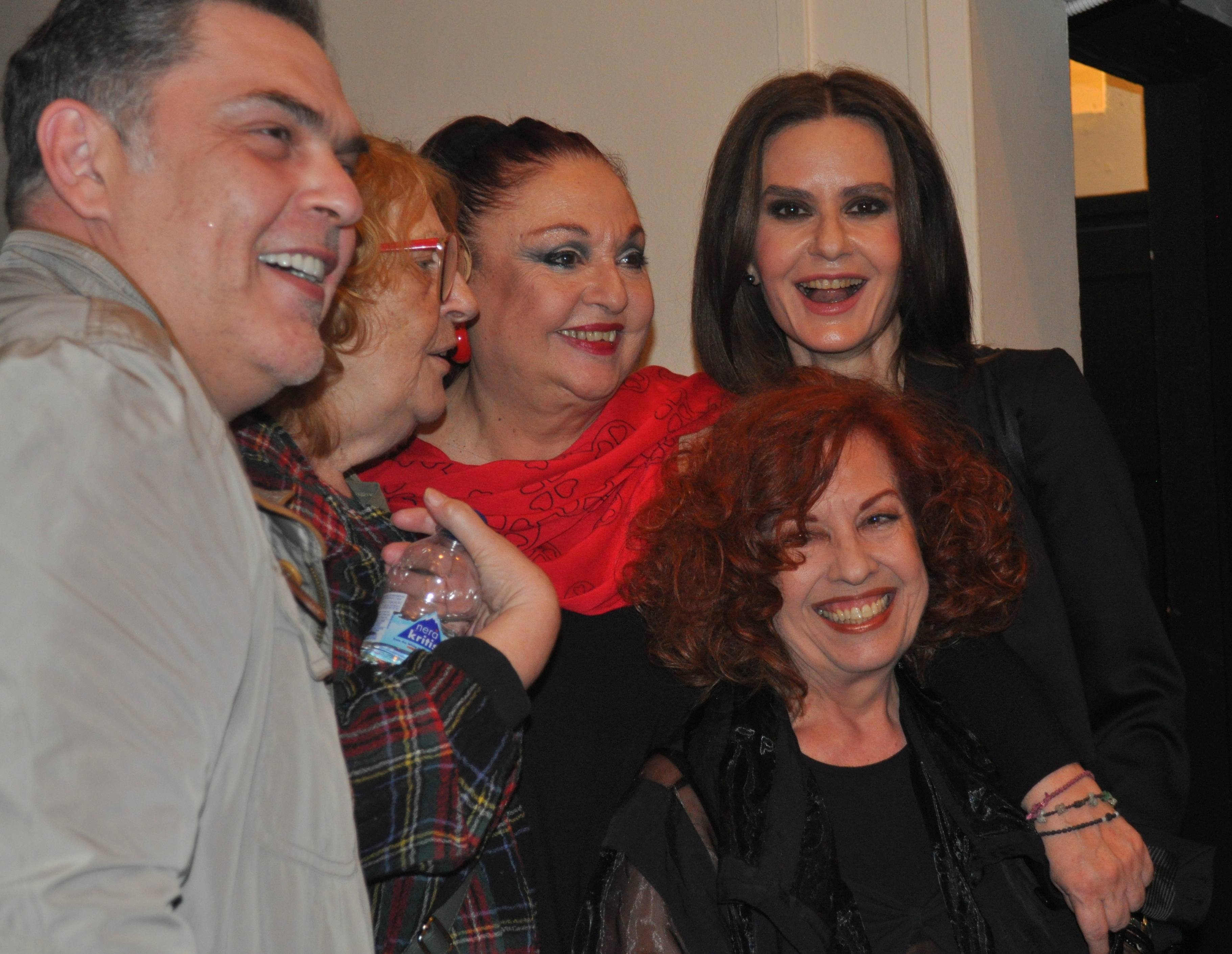 Μία Γηραιά Κυρία Με Πολλές Επισκέψεις Στην Επίσημη Πρεμιέρα!