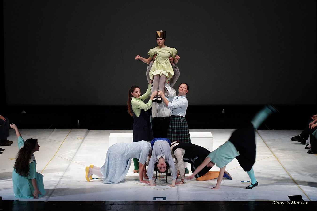 O άνθρωπος ανεμιστήρας φυσούσε μακριά όποιον τον πλησίαζε