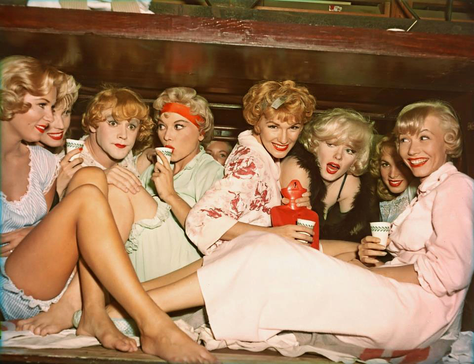 jack-lemmon-amongst-band-ladies-in-some-like-it-hot