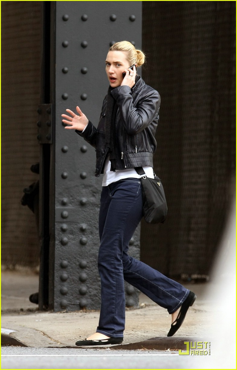 Γιατί περπατάτε ενώ μιλάτε στο τηλέφωνο;