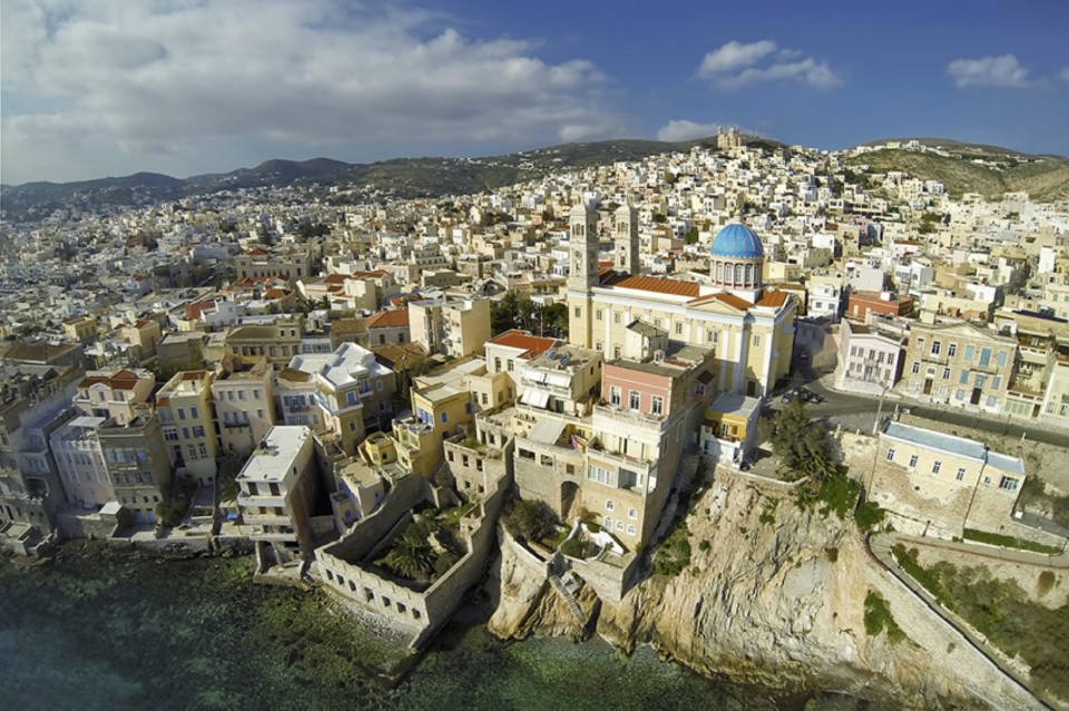 Η Σύρος είναι η αρχόντισσα των Κυκλάδων