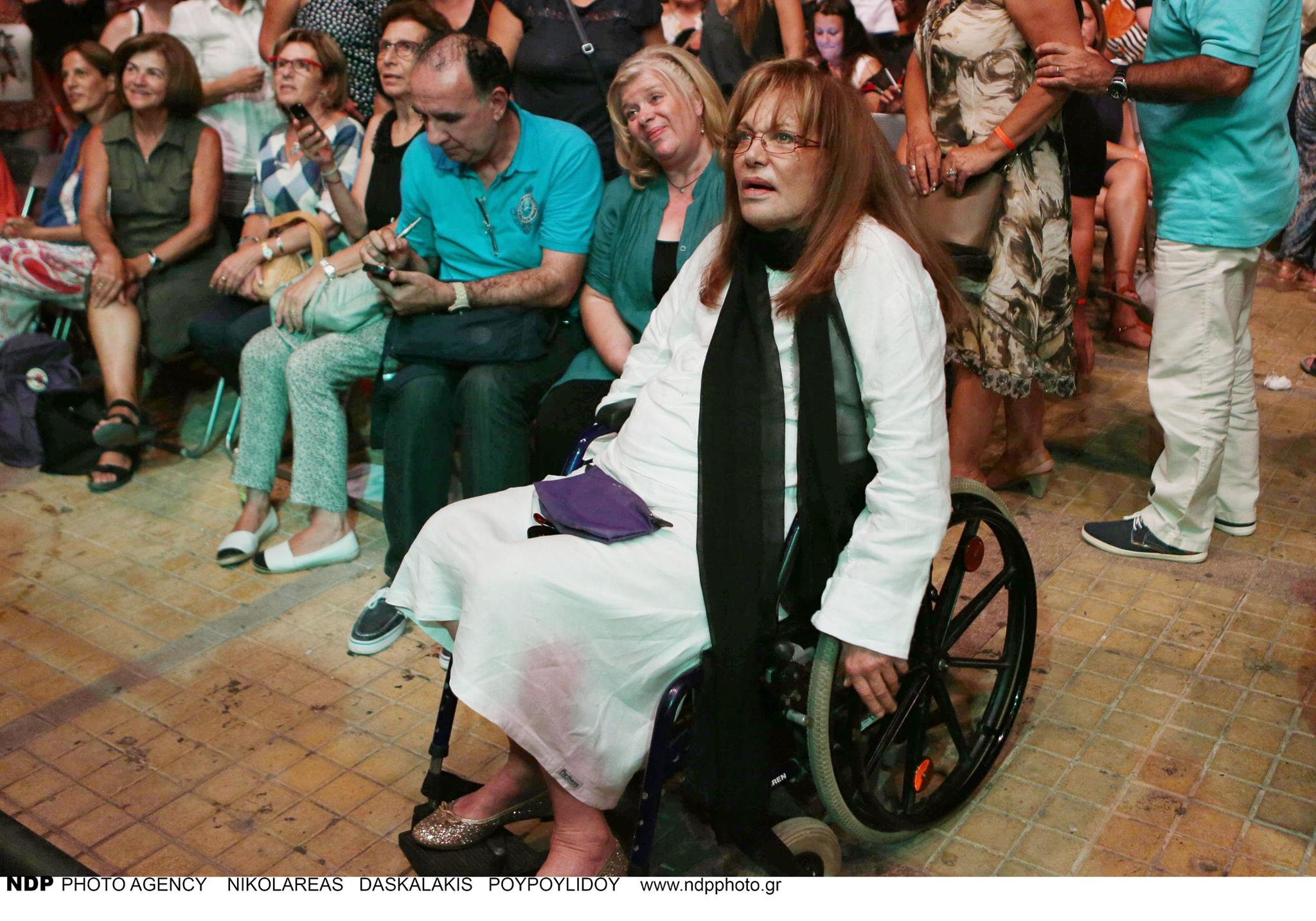 Μαίρη Χρονοπούλου: κι ας με πονούν οι μέλισσες…