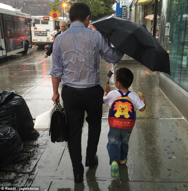 Viral: ομπρέλα αγάπης από τον μπαμπά στο γιο