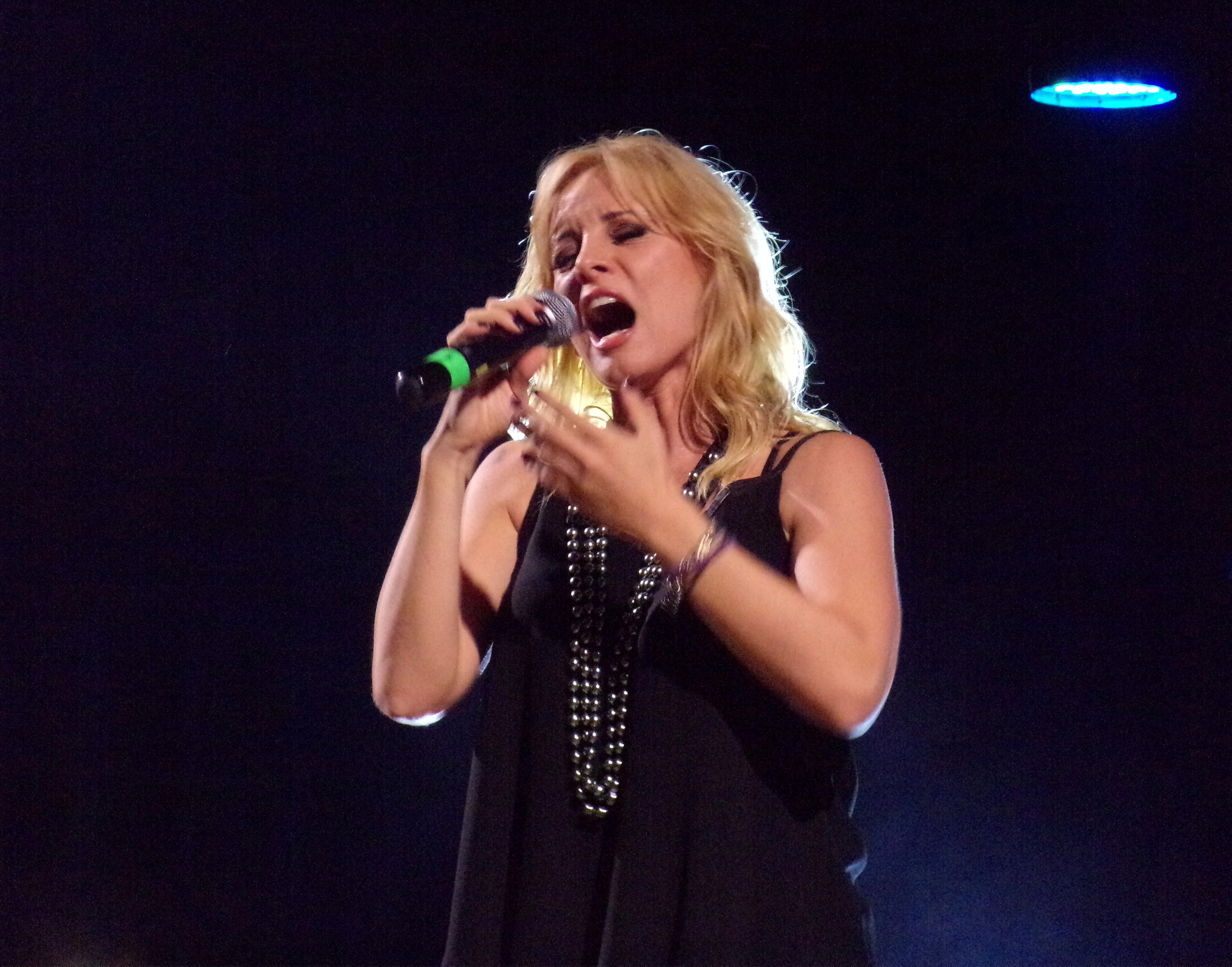 Λόγο στο λόγο και ξεχαστήκαμε στη συναυλία συμπαράστασης