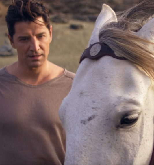 Σάκης Ρουβάς: Απολαύστε το νέο single “Δύο Θεοί”