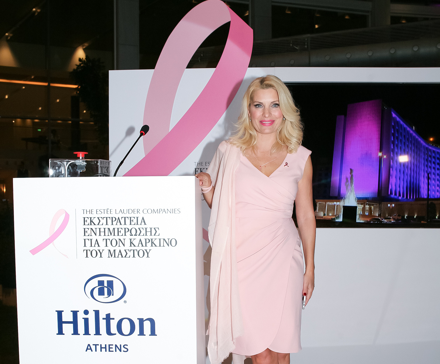 Το Hilton Αθηνών έγινε ροζ σύμβολο ελπίδας