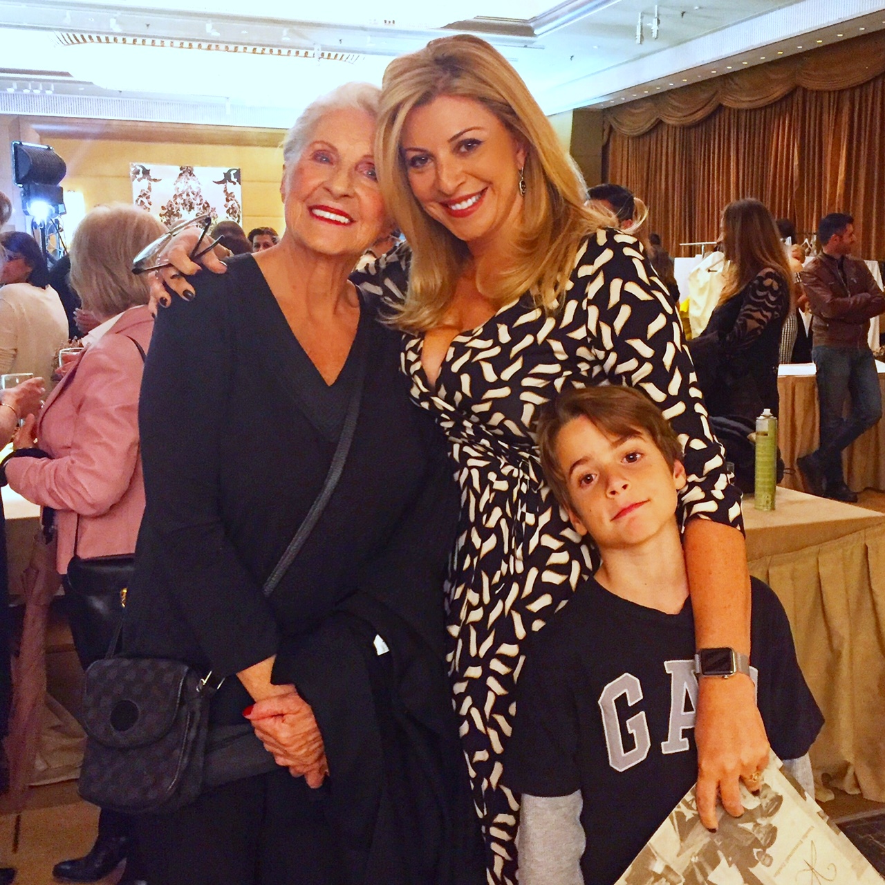 “Women In Mykonos Through The Decades”: Το ντεφιλέ υπερπαραγωγή του Βασίλη Ζούλια