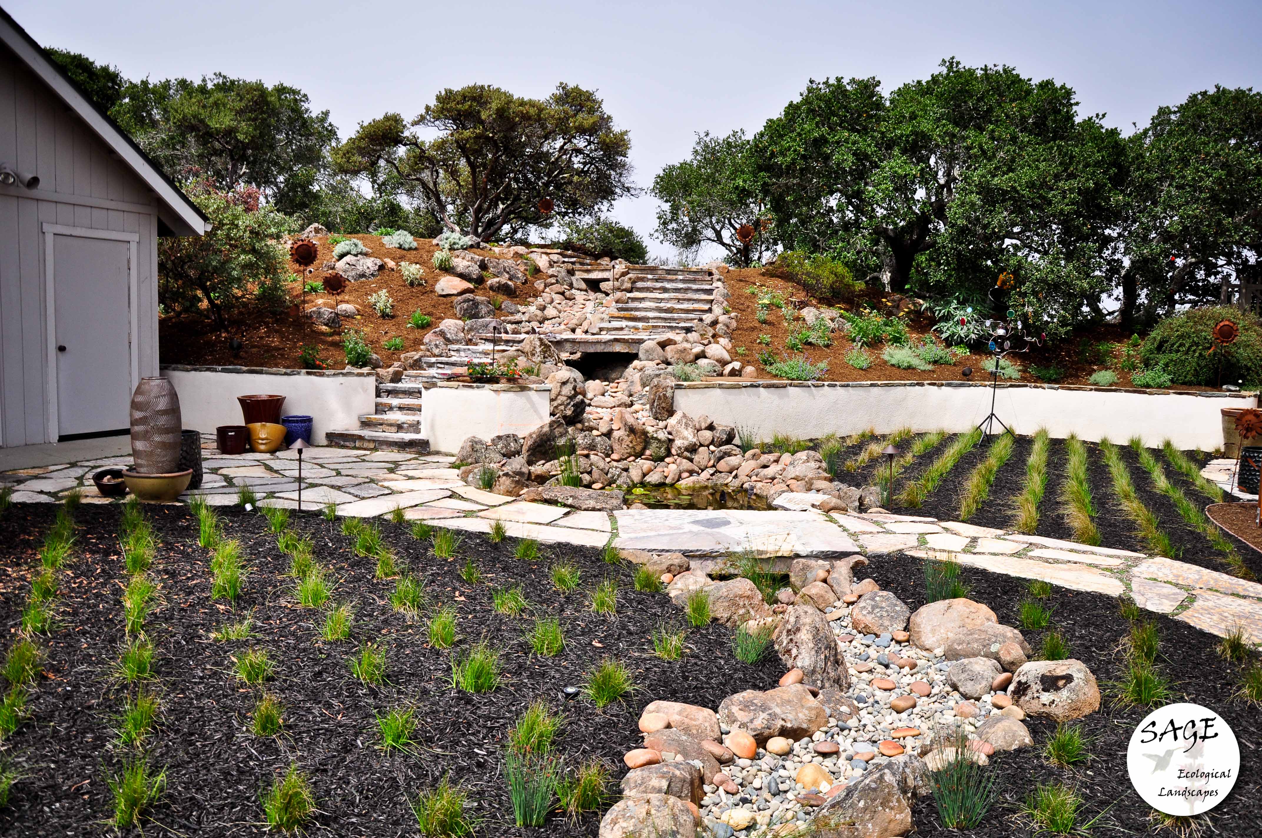 Στο βάθος όμορφος κήπος